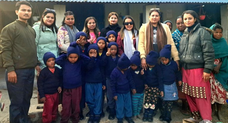 मेची महाकाली बुहारी संयुक्त आवाजद्वारा मेची पारीका विद्यार्थीलाइ न्यानो कपडा वितरण