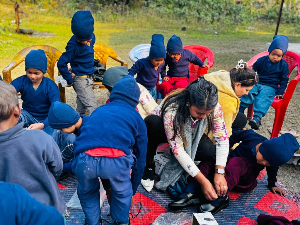 मेची महाकाली बुहारी संयुक्त आवाजद्वारा मेची पारीका विद्यार्थीलाइ न्यानो कपडा वितरण 7 1000060861