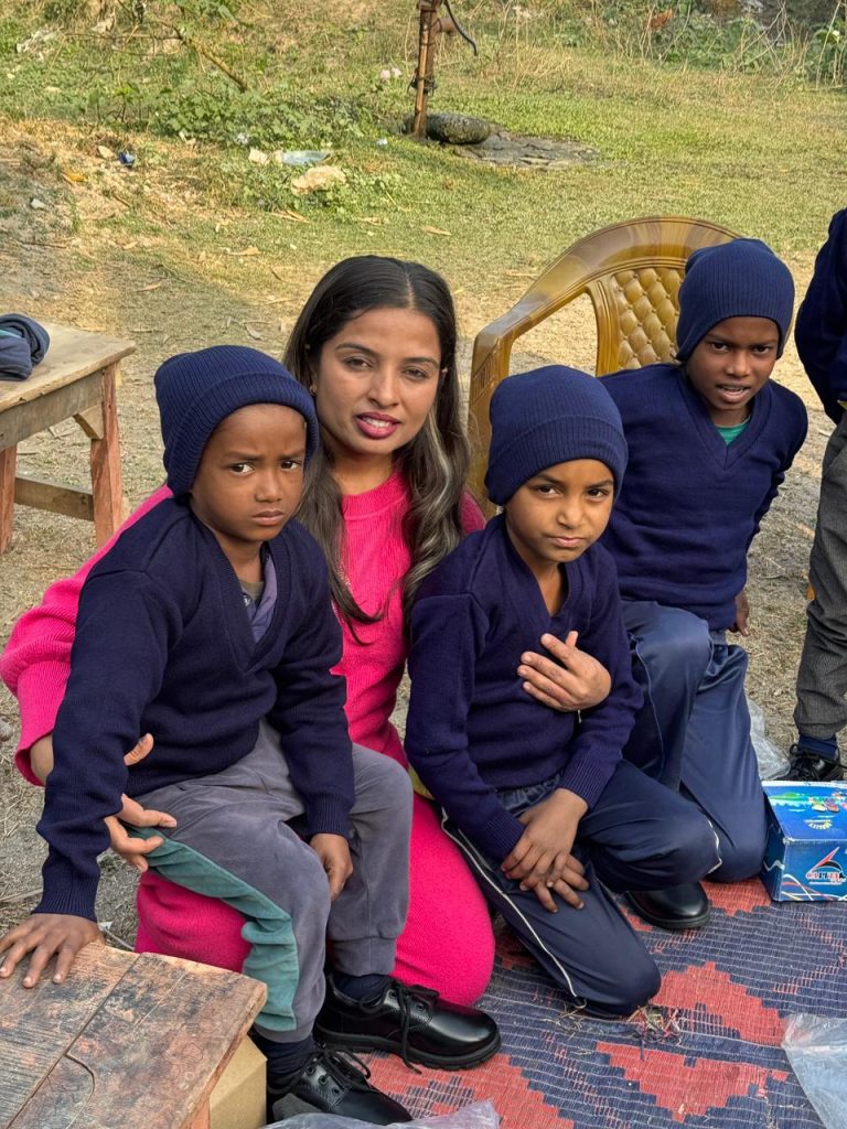 मेची महाकाली बुहारी संयुक्त आवाजद्वारा मेची पारीका विद्यार्थीलाइ न्यानो कपडा वितरण 5 1000061049